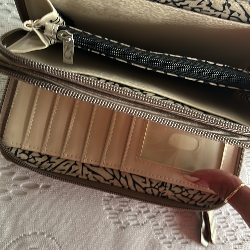 Ladies Wallet . - Picture 4 of 7